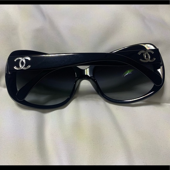 💯% authentic Channel glasses - Picture 2 of 8